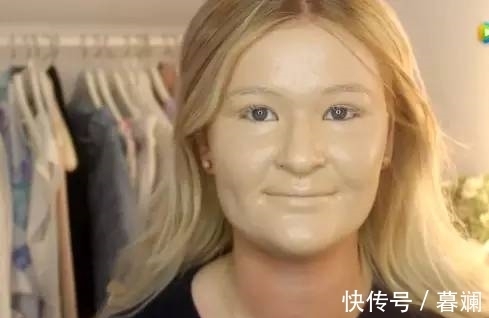 粉底液|女子做出奇葩事,在自己脸上涂抹100层粉底液,最后的模样吓人