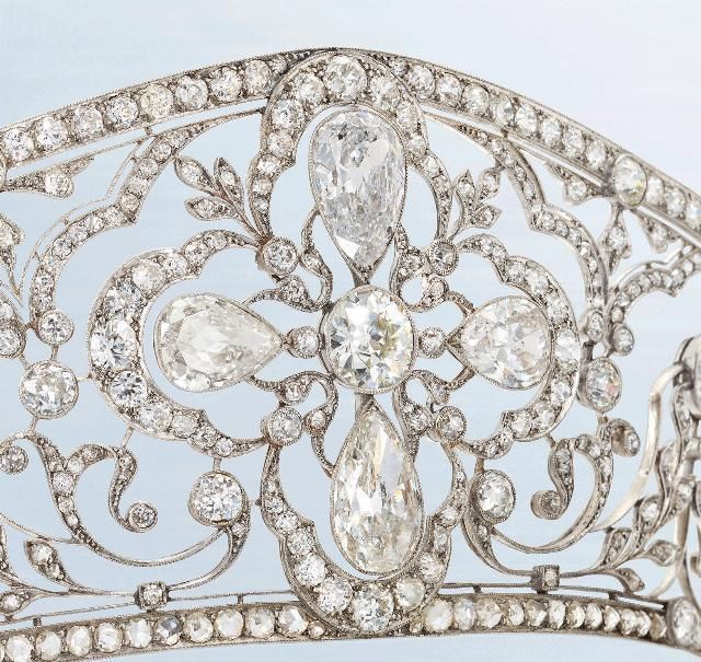 “冠冕”与“皇冠”有什么不同28顶古董冠冕，讲述欧洲贵族头顶上的百年奢华