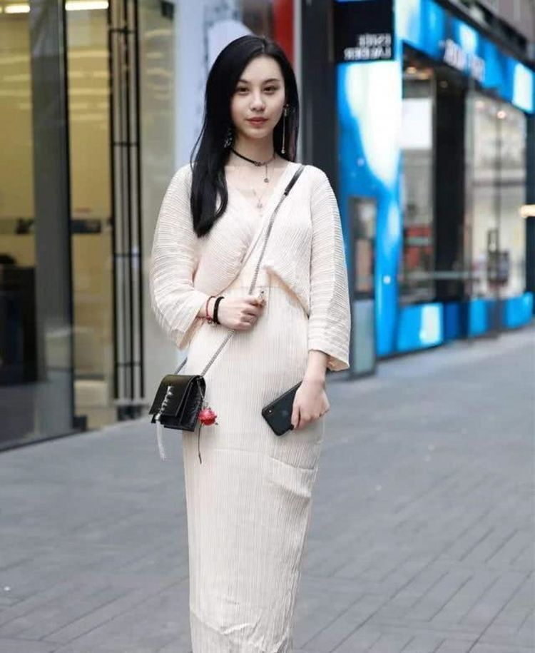 美女|美女街拍：短款吊带衫搭破洞牛仔裤，彰显品味，个性十足