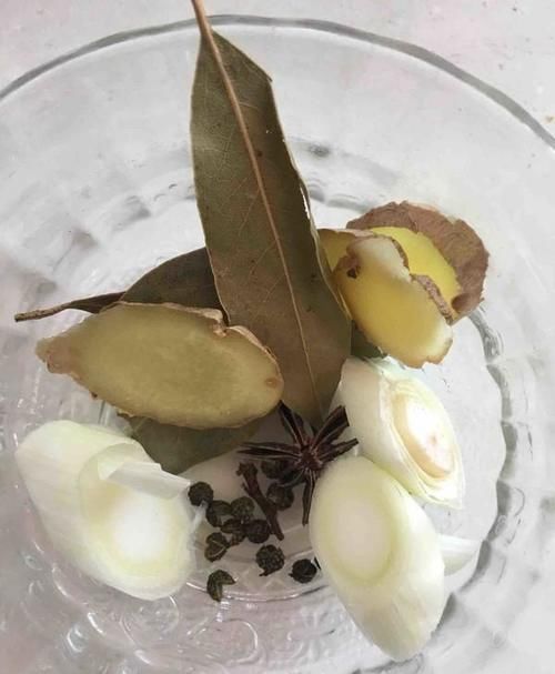 过年炖肉，要想肉质鲜嫩入味，一定要加这两种调料，越炖越香