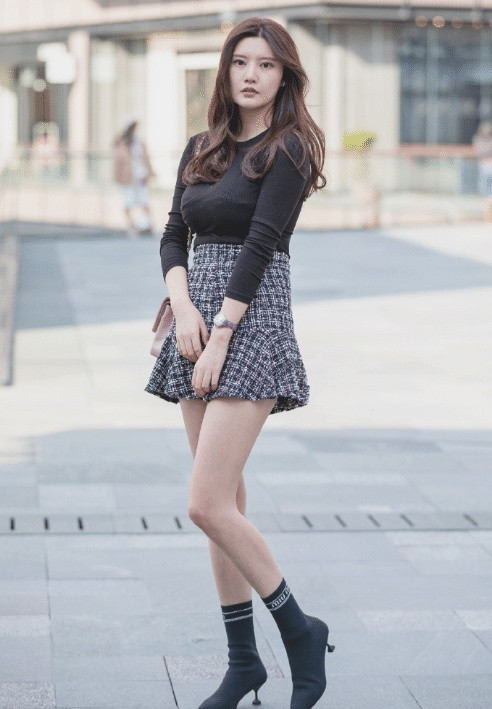 时尚又不做作的美女,这种打扮,真让人有好感