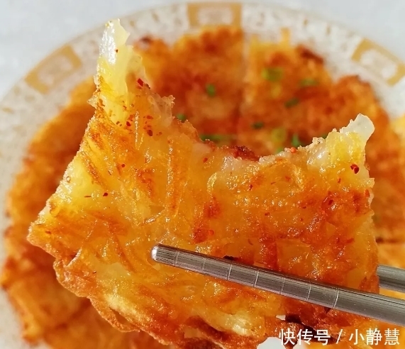 大叔煎的土豆丝饼,外酥里嫩,香气扑鼻,简单几步就能出锅!