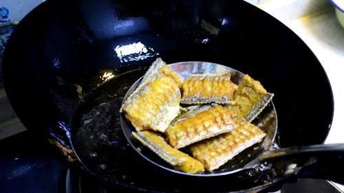  过年炸带鱼，记住“3放2不放”，带鱼鲜香无腥味，金黄酥脆