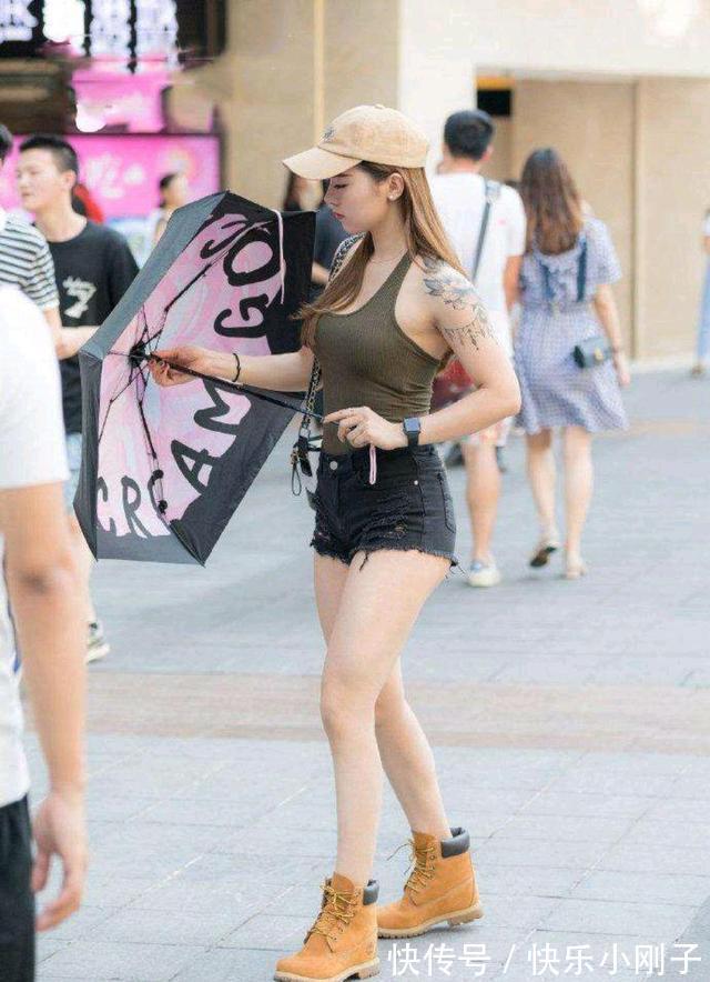 短裤 还在短裤配T恤,早过时了!今年流行的是吊带背心,显瘦还显高