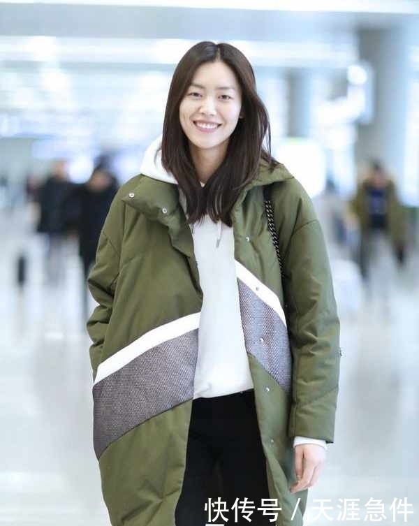 冬天穿平底鞋配大衣,太好看了,刘雯就是这样穿的,冬天一样很美