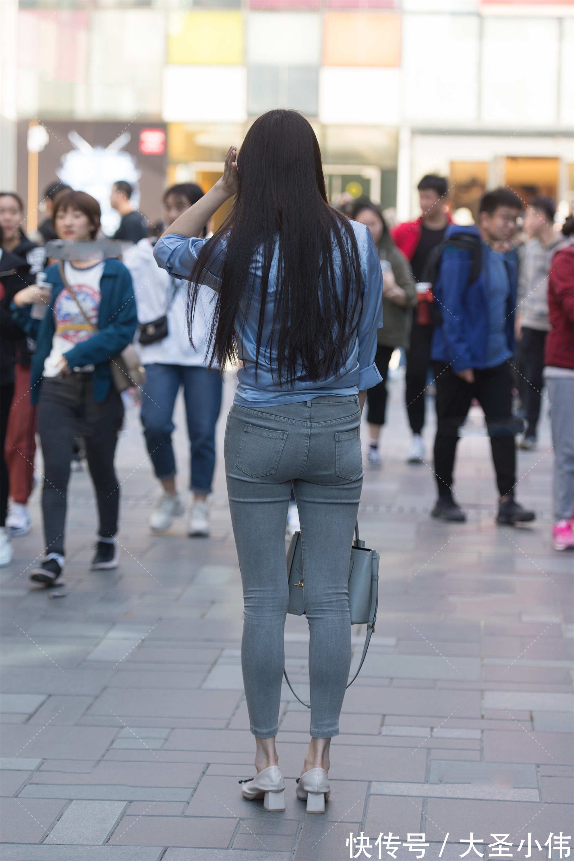 美女|美女街拍:冰丝面料的破洞衬衫,搭配灰色九分裤,时髦修身休闲舒适