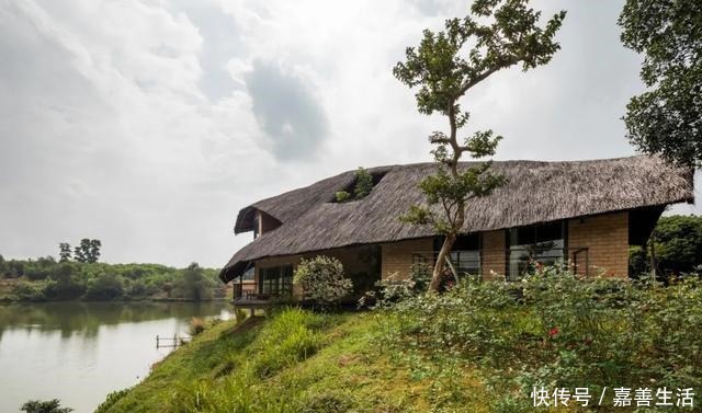 中薪|越南河内湖边民宅,土砖茅草打造的别墅!