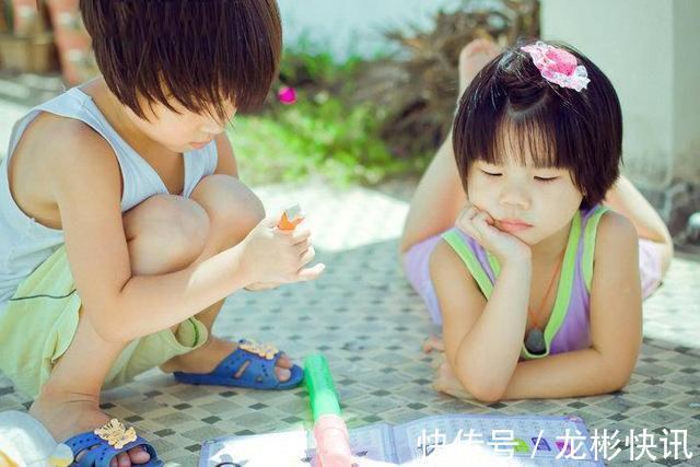 规律|2岁孩子不爱跟小朋友玩,是孤僻吗社交发育规律告诉你多虑了