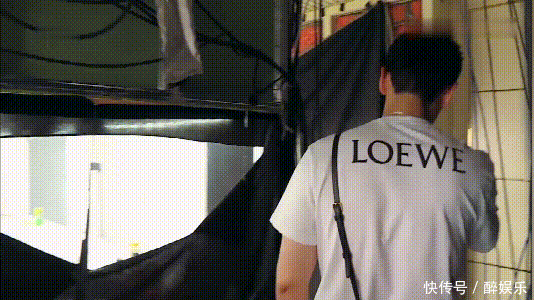 节目|《中餐厅》黄晓明揭工作人员藏身处,紧靠灶台又热又闷,太辛苦