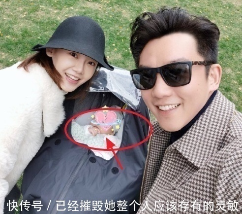 郑恺不录跑男，在家带娃晒全家福，2个月女儿首亮相咬手指太可爱