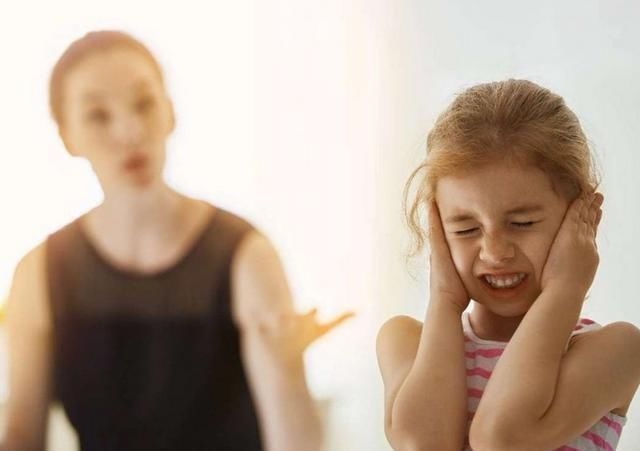 家庭教育|''都输了还有脸哭'',2岁女孩输了比赛,妈妈现场骂女儿长达10分钟