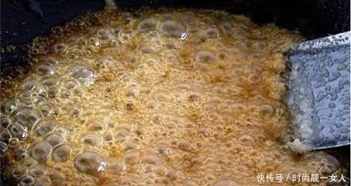 炒糖色,用油还是用水很多朋友没搞明白,难怪炒出来发苦不好吃