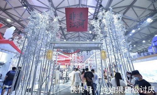 硬核|ChinaJoy惊现硬核外卖小哥 接单逛展两不误