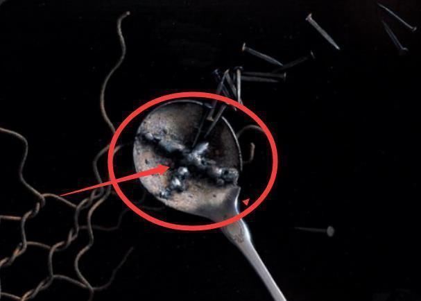 汤匙!冷军画了一根破汤匙,卖了41万,放大十倍后,专家:这根本不是画