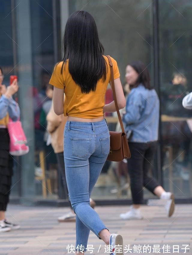 身材比例 活力满满橙色T恤,搭配浅蓝牛仔裤,营造纯真青春感!