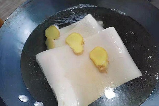 做猪皮冻时,直接煮就“废”了!多加这1步,皮冻更透亮,没腥味