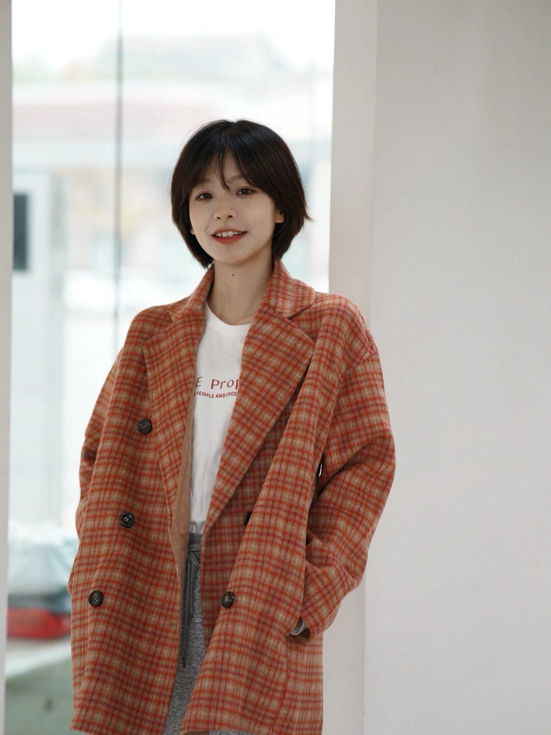 穿搭|冬天想要穿出甜美可爱风,少不了一件米白色毛衣的搭配,搭配卡其色半身裙,更加温柔!