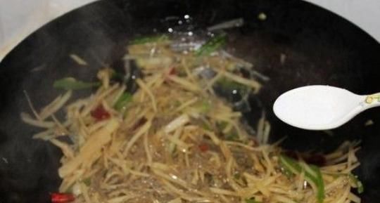 补充营养|忠告炒土豆不宜放此物，吃了就是没病找病，现在知道还不晚