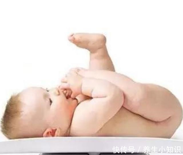 宝宝喂多了会有这些迹象,孩子吃得不是越多越好,会影响大脑发育!