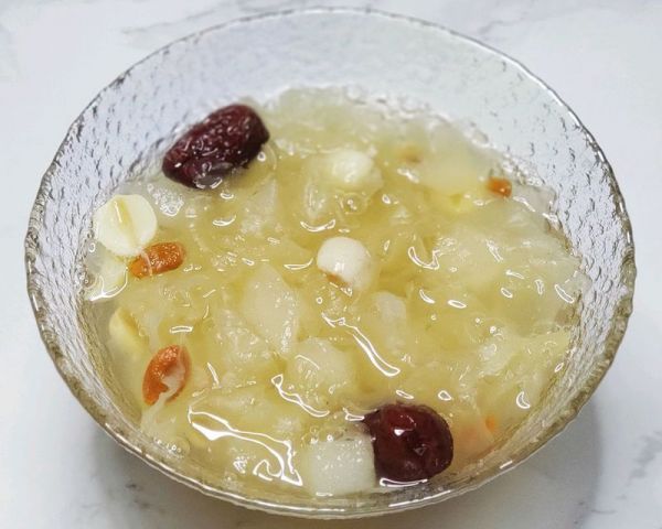  银耳莲子雪梨羹