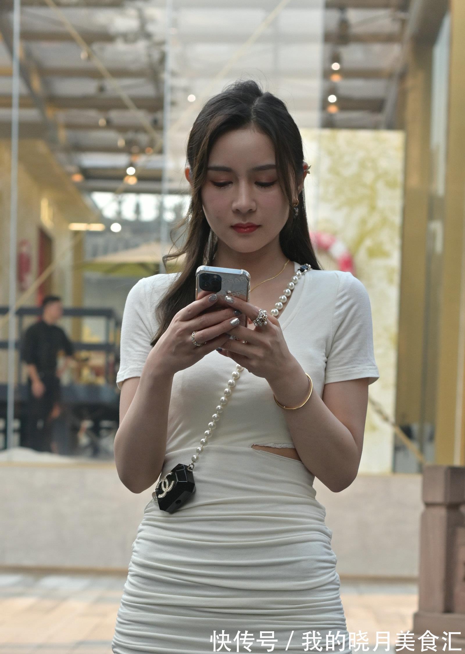 绿色|绿色的挂脖长裙，优雅十足又显气质，身材高挑的女生值得尝试