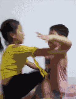 |搞笑GIF:生活过的还挺细腻啊!还知道把皮给扒掉!