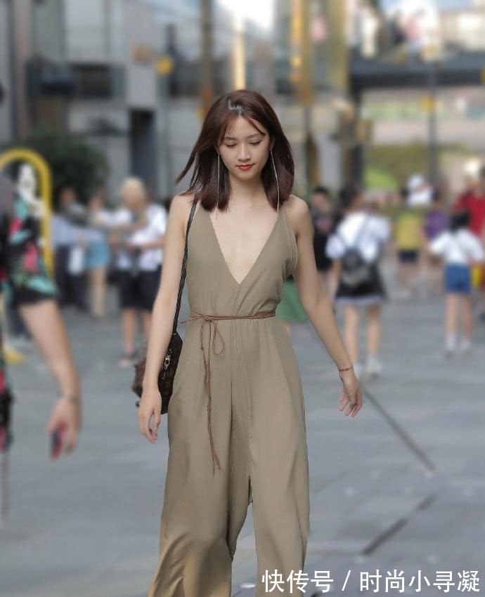 后背|这种裙子很有个性,绑带的后背,让人心动不已吧?