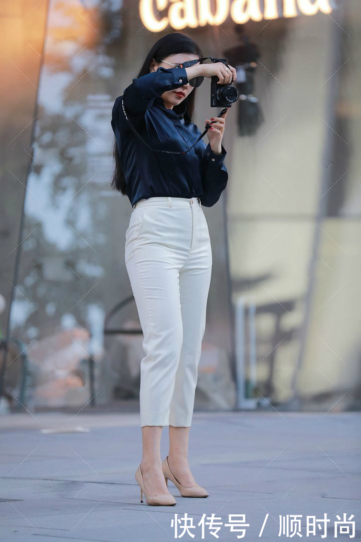 白色裤子搭配衬衫的小姐姐,带来简约干练感,看起来精力充沛