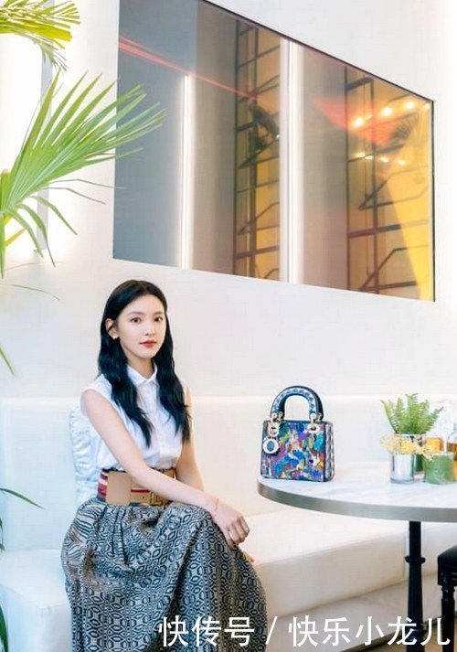 衬衫|薄纱衬衫配高腰A字裙清新时髦,回头率爆表