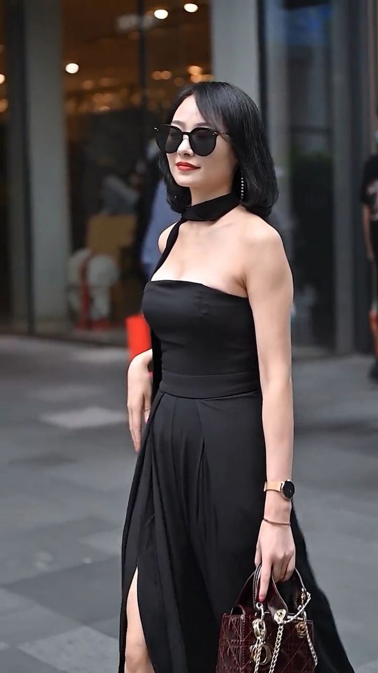 街拍|街拍一对闺蜜穿搭风格相差太大,背后看像母女,正面看凌乱了