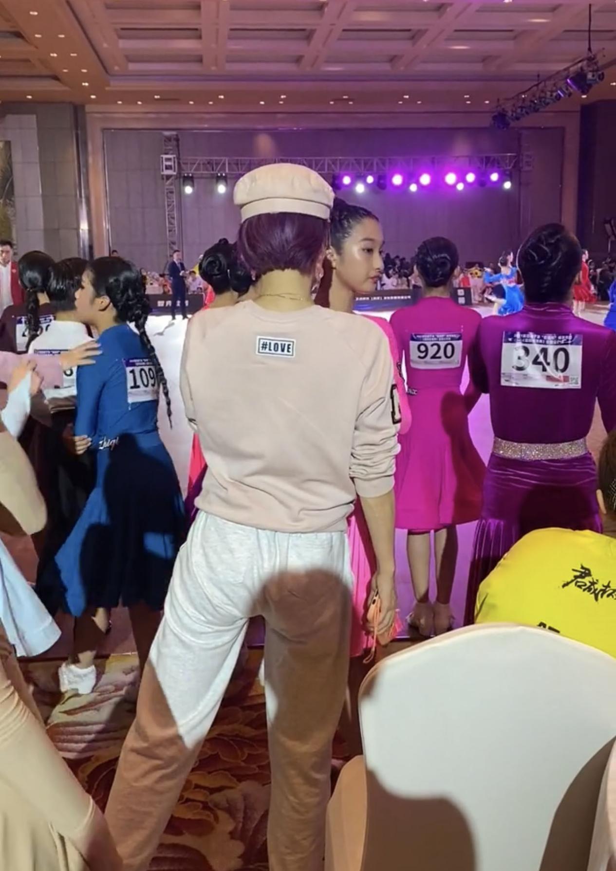 紫发|马伊琍全天助阵女儿比赛,穿卫衣裤子卡裆太尴尬,挑染紫发好靓女