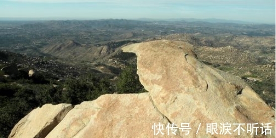 悬崖峭壁|一块石头骗倒了上亿人！薄薄一片却站了近十人，下面就是悬崖峭壁