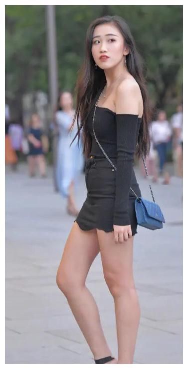 一字 一字肩上衣配黑色短裤,即年轻又洋气,清新减龄气质十足