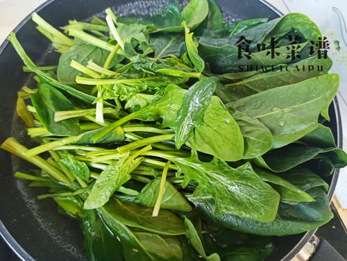 厨师长教你一道凉拌菜，花生拌菠菜，清口又解腻，适合这个季节吃