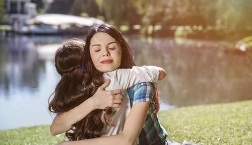 儿童专家：每天抱孩子要达到这个次数，他才能健康成长