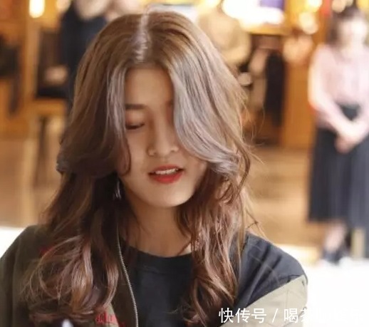 圆脸女孩要留刘海吗?试试这6种发型,显脸小还能让你更甜美