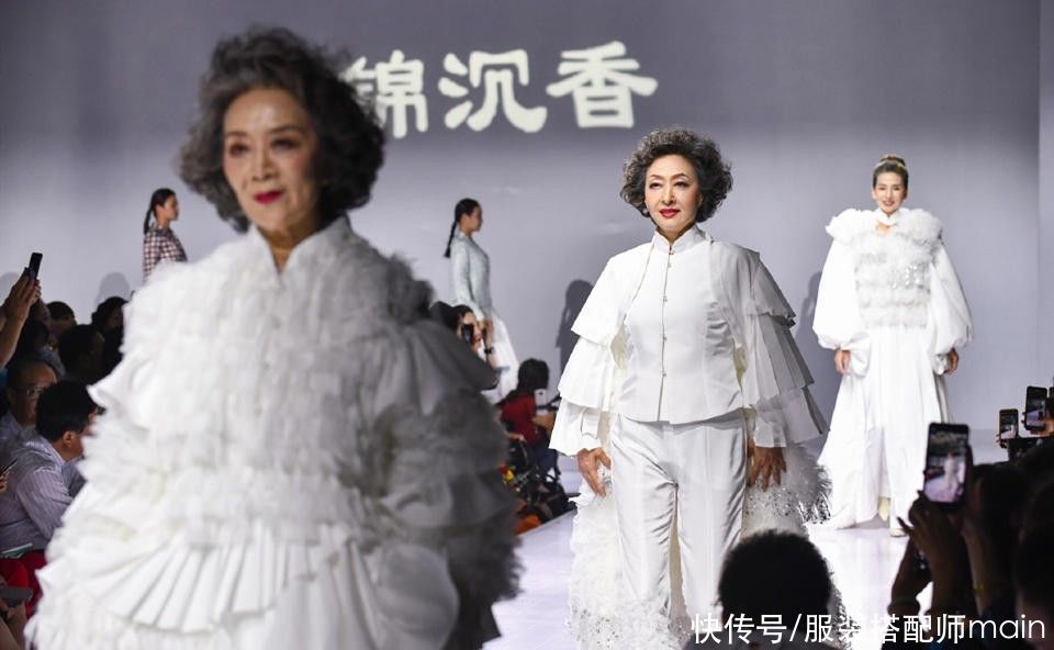 时尚|时尚奶奶走T台比模特还出彩,身材纤细高挑,日常穿衣优雅时髦