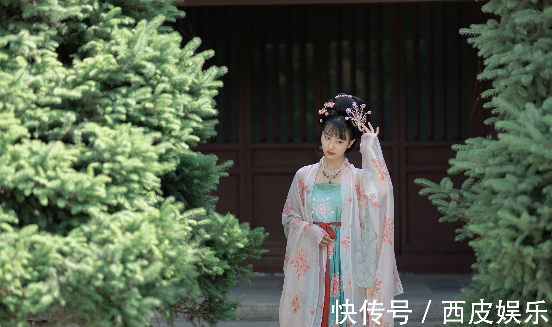 南湖|诗·十首丨一卷痴情衫袖瘦，千愁满面鬓丝燃