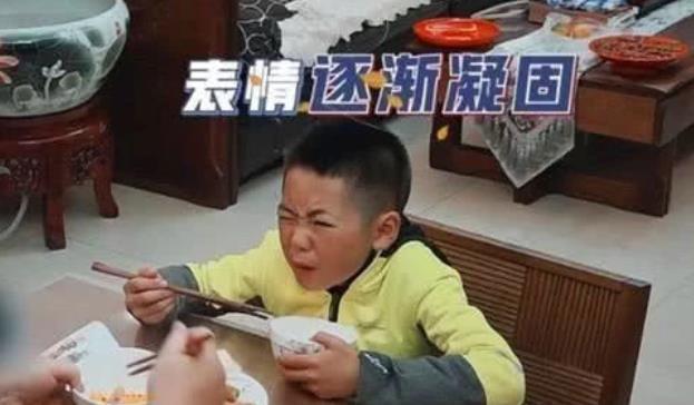 变形计农村娃趁富妈走后,偷偷溜进厨房,调出监控后