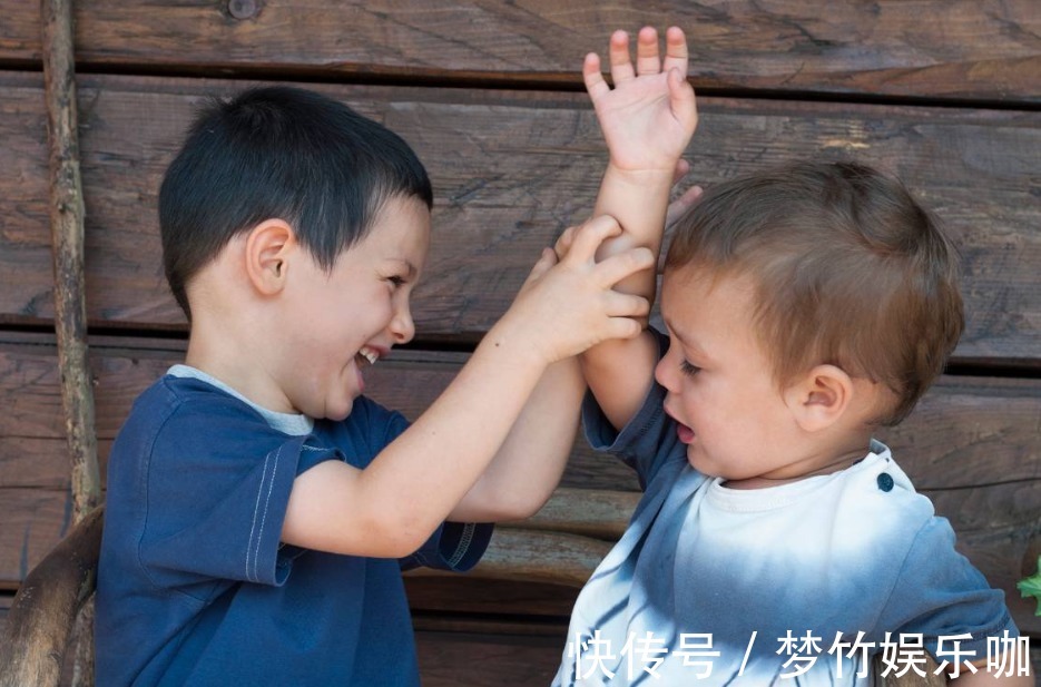 爸妈|孩子被欺负,“打回去和告诉老师”都没用,聪明爸妈这么做