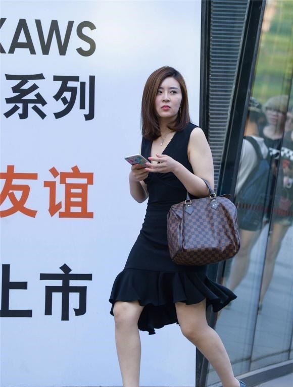 肤色 控制黑色深v领修身裙,美丽清爽成熟,优雅美丽无法阻止!