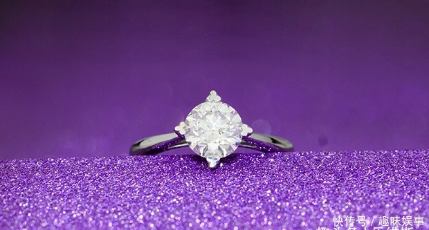 买订婚戒指,定制还是买成品?看看专业人士怎么说!