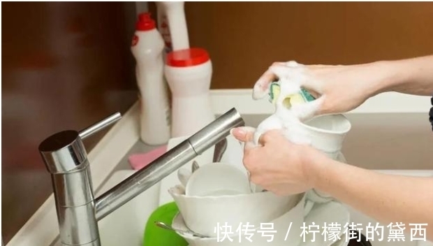 厨房油渍太多难清洁,简单一招,油污轻松擦干净,省时省力