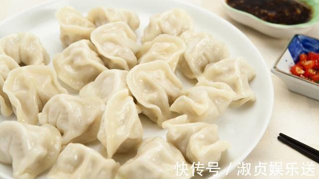沸水|煮速冻饺子，冷水下锅和沸水下锅都不对，这才是正确做法