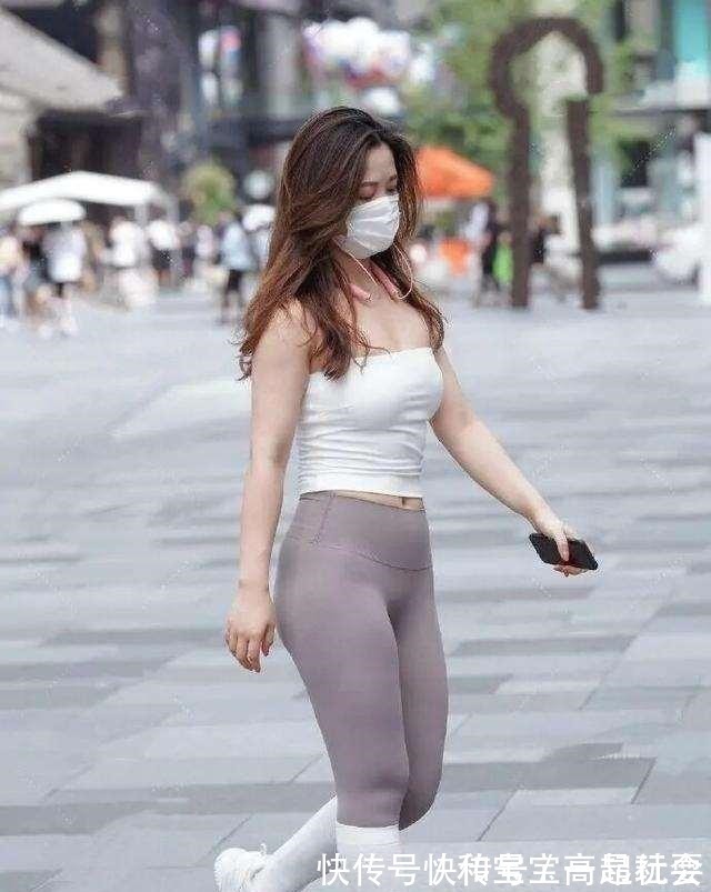 小个子 蜂腰细腿的打底裤美女,增加自身的魅力和吸引力,潮范十足!