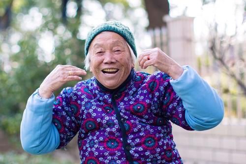 機能|長期走路對身體好？提醒超過60歲的人，這2件事或比走路更重要