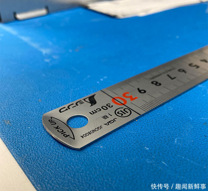 手机充电|网友晒出38个很贴心的生活物品,这些设计师都有一颗产品经理的心,太有爱了