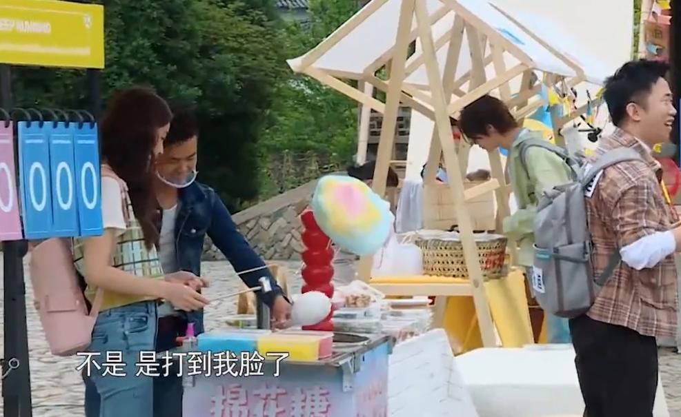  棉花|蔡徐坤吃棉花糖的时候，谁注意到身后的baby在干啥？当妈的秒懂