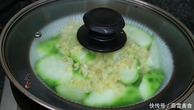 闺蜜三天两头吃此菜,鲜甜多汁又简单,美白补水,40岁像少女