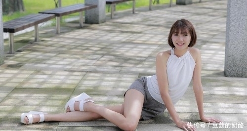 婀娜多姿|街拍:婀娜多姿的白衣小姐姐,妩媚迷人,勾勒出性感的身材